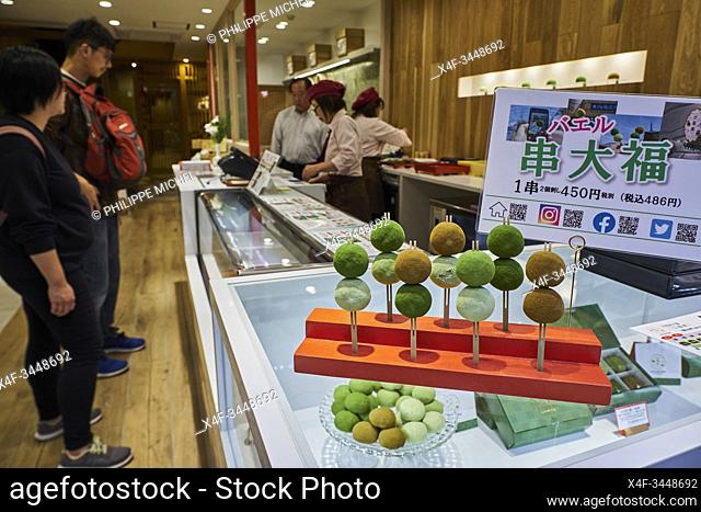 Japan, Honshu island, Kansai region, Kyoto, green tea cake shop at Nishiki market