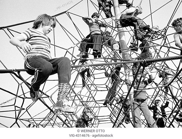 DEUTSCHLAND, OBERHAUSEN, 28.02.1976, Seventies, black and white photo, people, children, girls and boys on a monkey bars, childrens playground