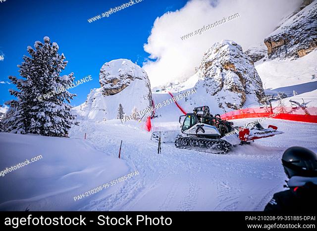 08 February 2021, Italy, Cortina d'Ampezzo: Alpine skiing: World Championship: A snow groomer rides below the ""Pista Schuss"" on the race track in the Tofana...