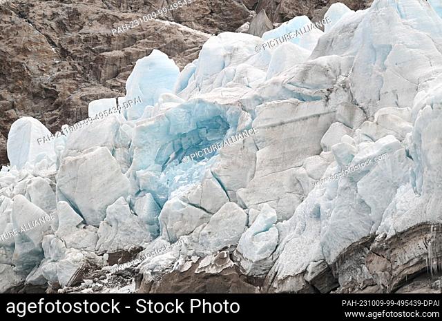 28 September 2023, Norway, Pyramiden: The Nordenskiöldbreen glacier in the Billefjord. Photo: Sebastian Kahnert/dpa. - Pyramiden/Svalbard/Norway