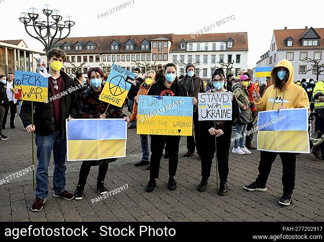 March 4th, 2022, xpsx, Local Hanau Solidarity rally for Ukraine left to right Demo rally, versus war, Ukraine, Russia, Putin, blue - yellow, peace, peace dove