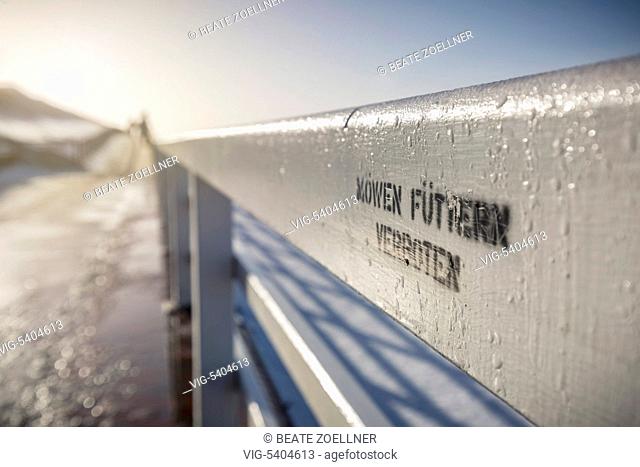 DEUTSCHLAND, WESTERLAND/SYLT, 23.01.2016, -Aufschrift -Moewen fuettern verboten- am hoelzernen Gelaender der Promande am Strand von Westerland/Sylt- -...
