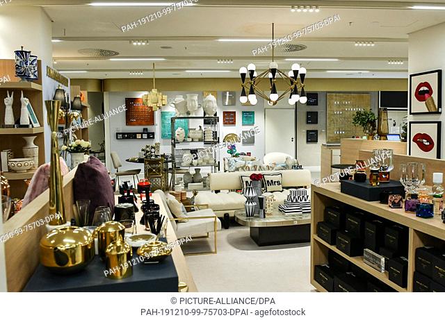 09 December 2019, Berlin: Decorations in the department store of the West KaDeWe in the department Home Atelier for Textiles and Interior