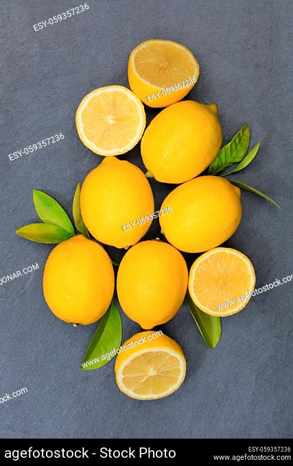 Zitrone Zitronen Früchte hochkant Schiefertafel von oben Aufsicht