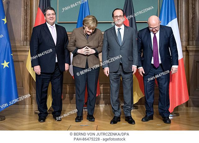 French President Francois Hollande (2.f.r) and German Chancellor Angela Merkel (2.f.l, CDU) are pictured with German Economy Minister Sigmar Gabriel (l