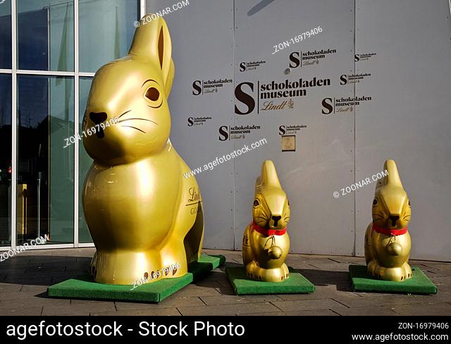 Goldene Osterhasen vor dem Schokoladenmuesum, Koeln, Rheinland, Nordrhein-Westfalen, Deutschland, Europa