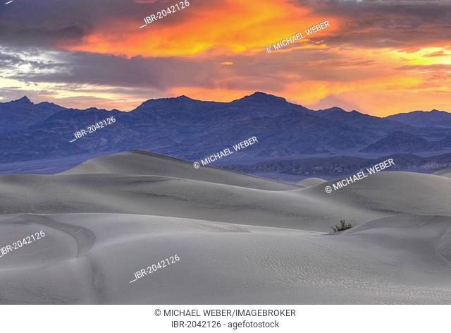 Spectacular sunrise, Mesquite Flat Sand Dunes, Stovepipe Wells, looking towards Cottonwood Mountains, Death Valley National Park, Mojave Desert, California