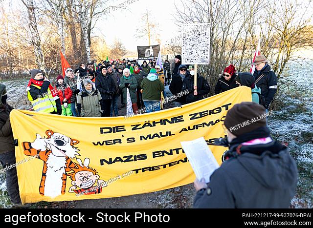 17 December 2022, Lower Saxony, Eschede: Jürgen Uebel (below r), association ""Bad Nenndorf is colorful - alliance against right-wing extremism""