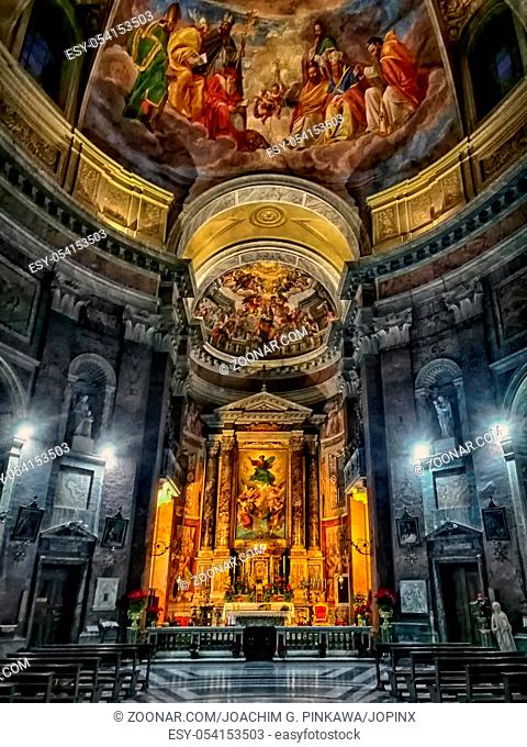 Innenansicht einer der prächtigen Kirchen im Zentrum von Rom