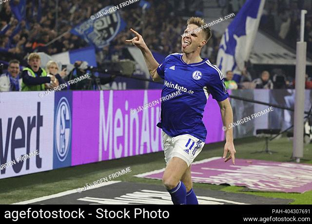 firo: 14.04.2023, football, soccer, 1st Bundesliga: FC Schalke 04 - Hertha BSC Berlin 5:2 jubilation, tongue out Marius Bulter after goal to 4:1