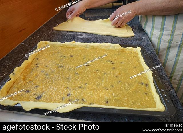 Swabian cuisine, preparation Kirchweihkuchen, Swabian baking speciality, from the oven, baked, sweet cake, covered apple cake, apple sauce slices