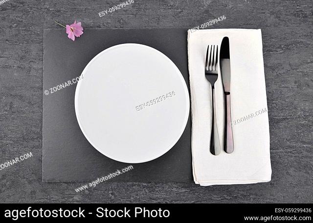 Malve und Gedeck auf Schiefer - Mallow and table setting on slate