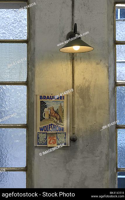 Alte Wandlampe und ein Kalender von 1991 in einer ehemaligen Dreherei, heute industriemuseum, Lauf an der Pegnitz, Mittelfranken, Bayern, Deutschland