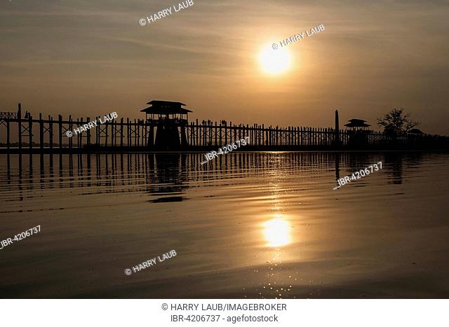 People walking on the U Bein Bridge, Taungthaman Lake, backlight, evening light, sunset, Amarapurna, Divison Mandalay, Myanmar