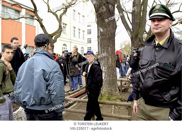 Police and pupils in front of the Ruetli school in Berlin Neukoelln. - BERLIN, BERLIN, GERMANY, 31/03/2006