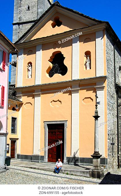 Ein einheimischer Mann sitzt vor der Pfarrkirche San Gottardo, Intragna, Centovalli, Tessin, Schweiz / Local man sitting front of the San Gottardo parish church