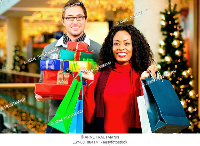 Paar beim Shopping zu Weihnachten
