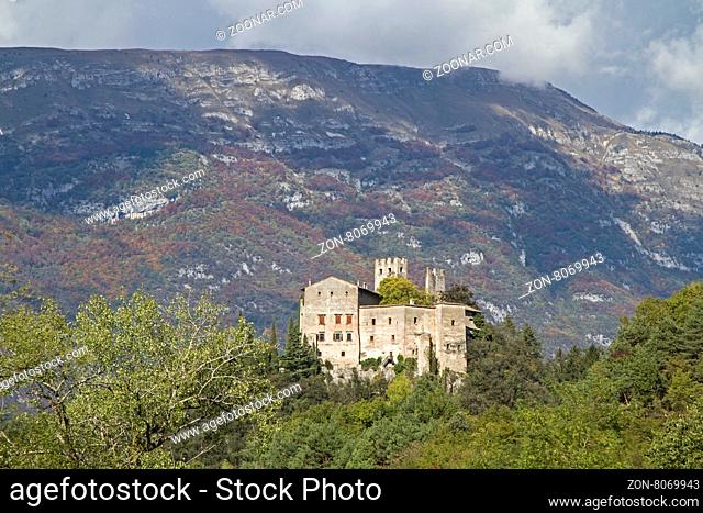 Castel Madruzzo - idyllisches Katell, welches die Ortschaft Lasino im Val Cavedine überragt