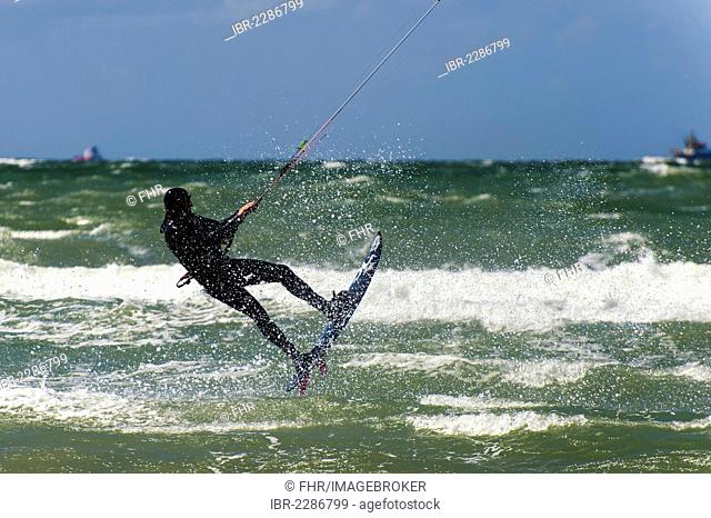Kite surfer shortly before takeoff, strong winds, Warnemuende, Mecklenburg-Western Pomerania, Germany, Europe