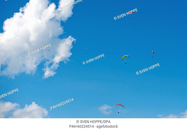 Paragliders fly after taking off from the Wallberg am Tegernsee, in Rottach Egern, Germany, 20 July 2015. Photo: Sven Hoppe/dpa | usage worldwide