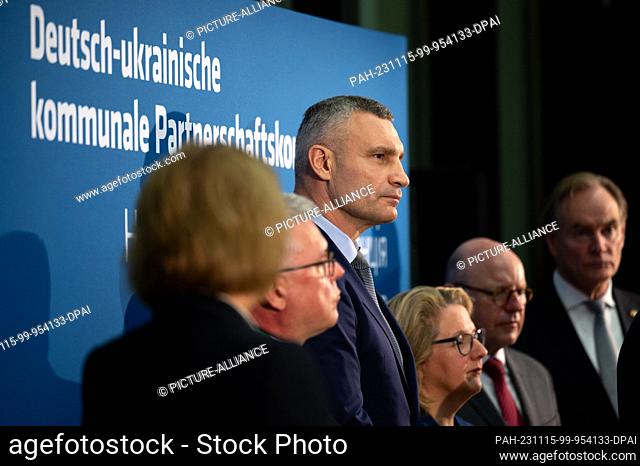 15 November 2023, Saxony, Leipzig: Burkhard Jung (SPD, from right), Lord Mayor of Leipzig, Markus Lewe (CDU), President of the Association of German Cities and...