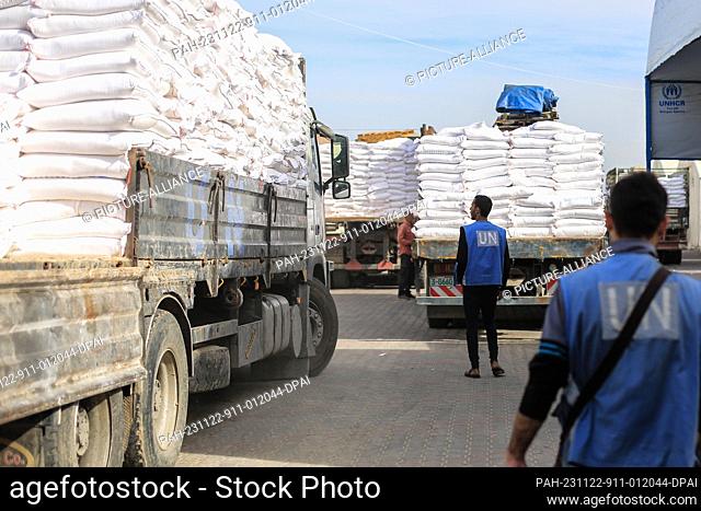 22 November 2023, Palestinian Territories, Khan Yunis: Bags of flour loaded on trucks at the United Nations Relief and Works Agency for Palestinian Refugees...