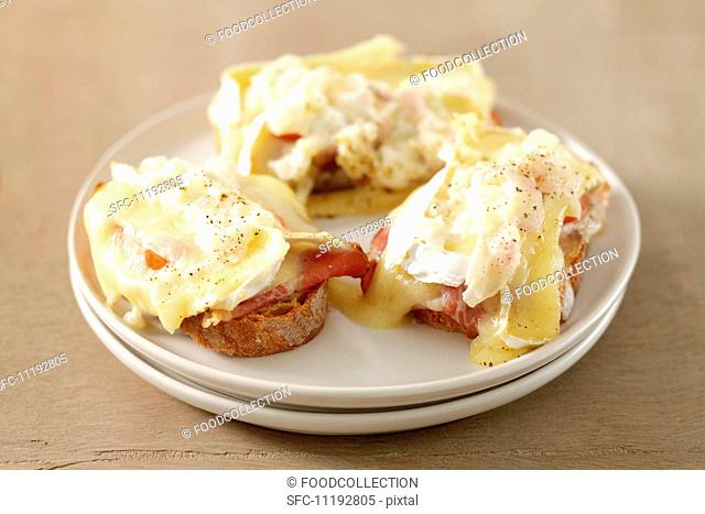 Crostini with tomato, camembert, shallots and cream