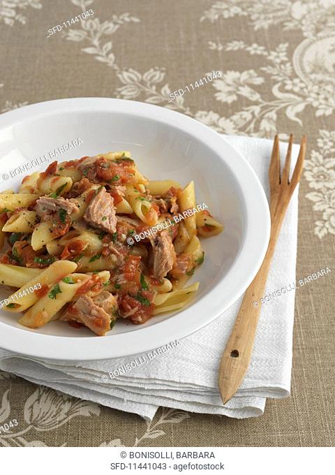 Penne with tuna fish and tomatoes