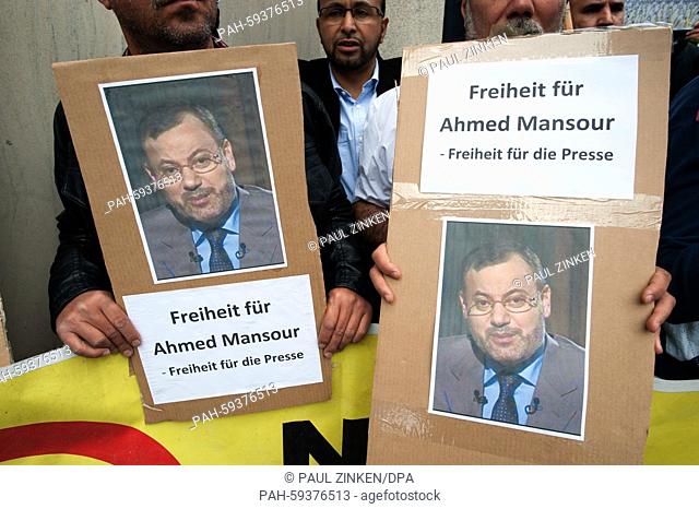 """""Freiheit für Ahmed Mansour - Freiheit für die Presse/Freedom for Ahmed Mansour - Freedom for the press"" reads the placards outside a police station