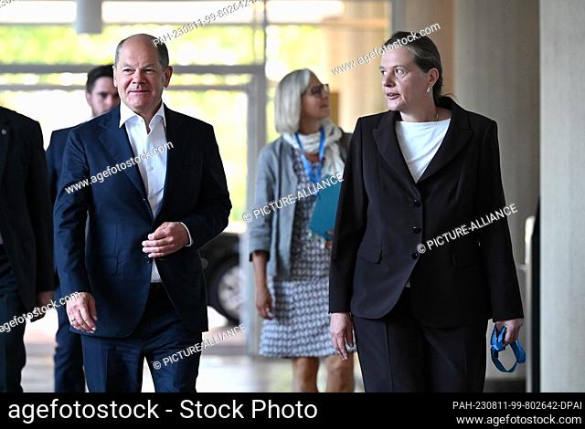 11 August 2023, Hesse, Wiesbaden: Chancellor Olaf Scholz (SPD) is received at the Federal Statistical Office by President Ruth Brand