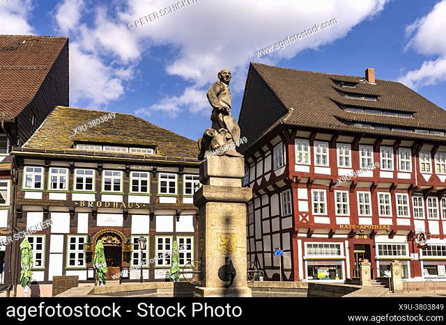 timbered houses on market square and Till Eulenspiegel fountain, Einbeck, district Northeim, Lower Saxony, Germany