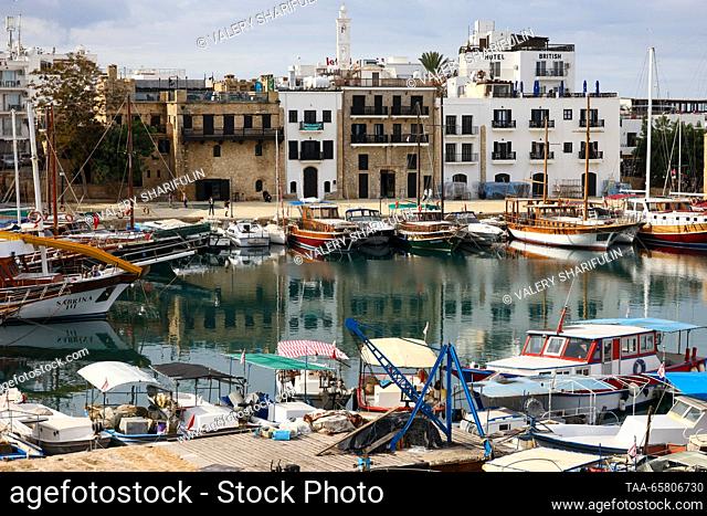 CYPRUS, KYRENIA - 15 de diciembre de 2023: Vista de barcos y yates en un puerto deportivo en invierno. The Turkish Republic of Northern Cyprus is a de facto...