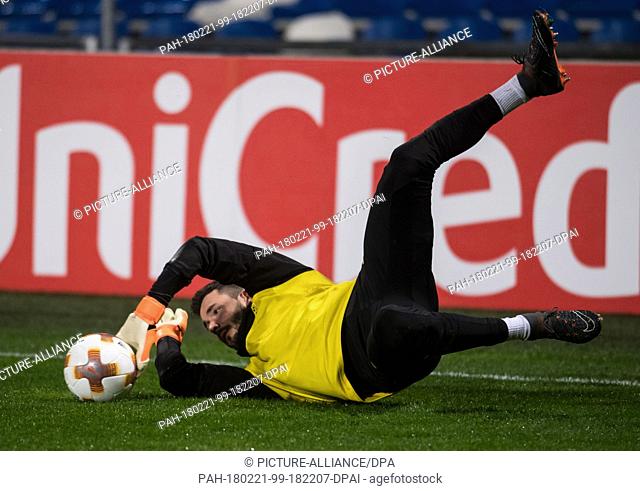 21 February 2018, Italy, Reggio nell'Emilia: Soccer, Europa League, Borussia Dortmund, training: Dortmund's goalkeeper Roman Buerki participates in the his...