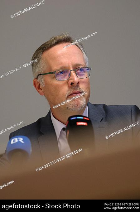 21 December 2023, Bavaria, Kempten: Josef Ischwang, head of the Kempten criminal investigation department, sits at a press conference