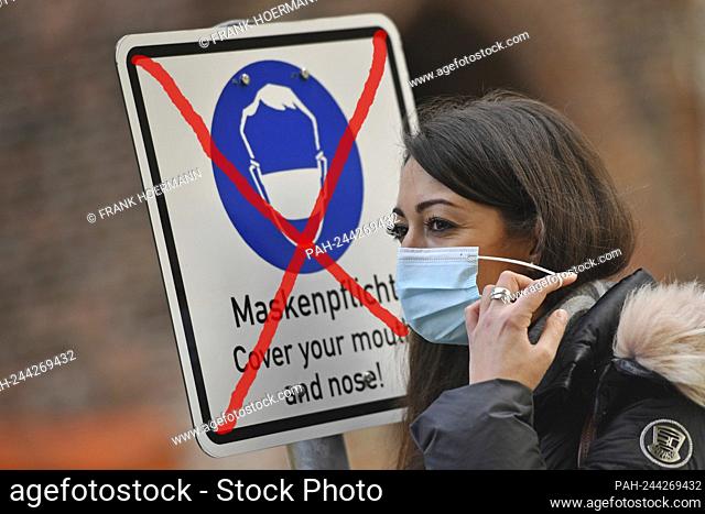 When does the mask requirement end in Germany? Experts assume that the mouthguard will stay with us for a while. Archive photo: Young woman with face mask, mask