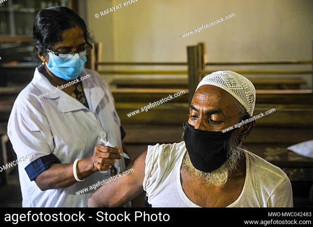 Sylhet, Bangladesh. 28th September 2021. A health worker administrating the Sinopharm COVID-19 Vaccine at a vaccination center in Chiknagul