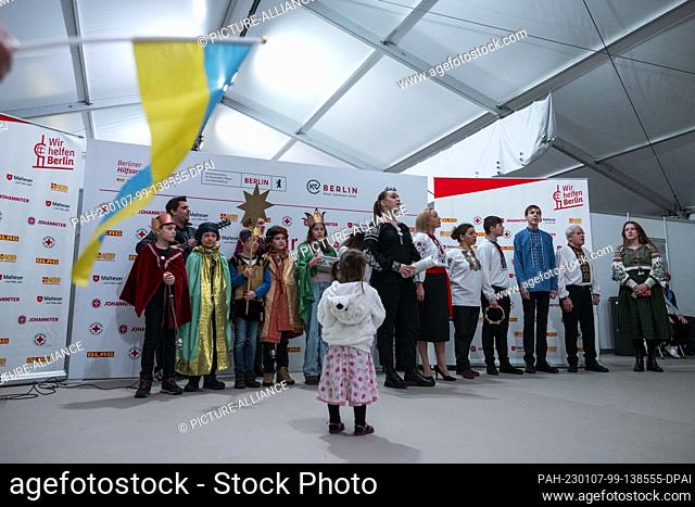 07 January 2023, Berlin: A choir of Ukrainian refugees and carol singers sings during the visit of carol singers to the arrival center for Ukrainian refugees at...