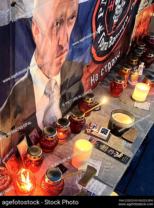 28 August 2023, Russia, Moskau: People leave candles burning among laid flowers at the memorial for dead mercenary chief Prigozhin in central Moscow