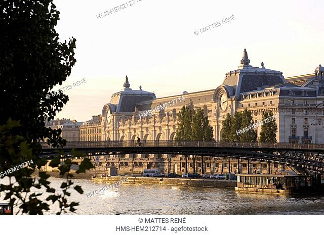 France, Paris, banks of the Seine river listed as World Heritage by UNESCO, Passerelle Solferino and Musee d'Orsay