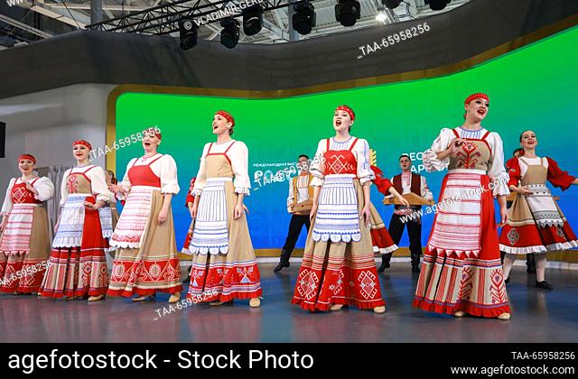 RUSSIA, MOSCOW - 21 de diciembre de 2023: Los miembros de un conjunto de danza realizan en la inauguración del Día de la República de Karelia en la exposición...