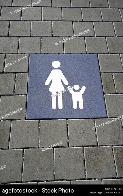 Germany, Bavaria, Altötting district, supermarket, parking lot for mother and child, paved floor, symbol