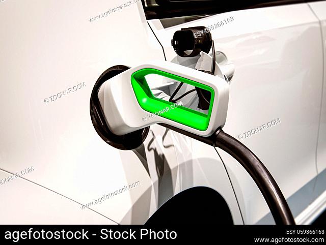 Detail eines E-Auto mit grünem Stecker