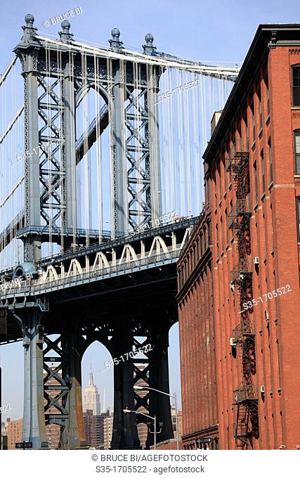 Apartment building in the Dumbo neighborhood of Brooklyn with Manhattan Bridge in the background  Brooklyn  New York City  New York  USA