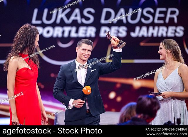 17 de diciembre de 2023, Baden-Württemberg, Baden-Baden: Lukas Dauser (M) se encuentra en el escenario después de recibir el premio "Sportsman of the Year 2023"