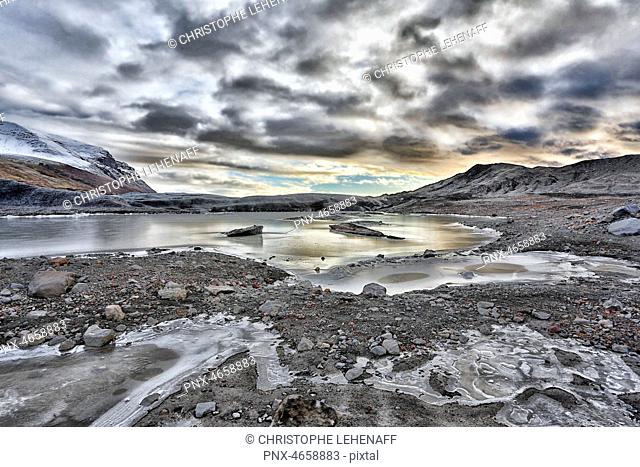 Iceland. Southern region. Svinafellsjokull glacier. Cast lake