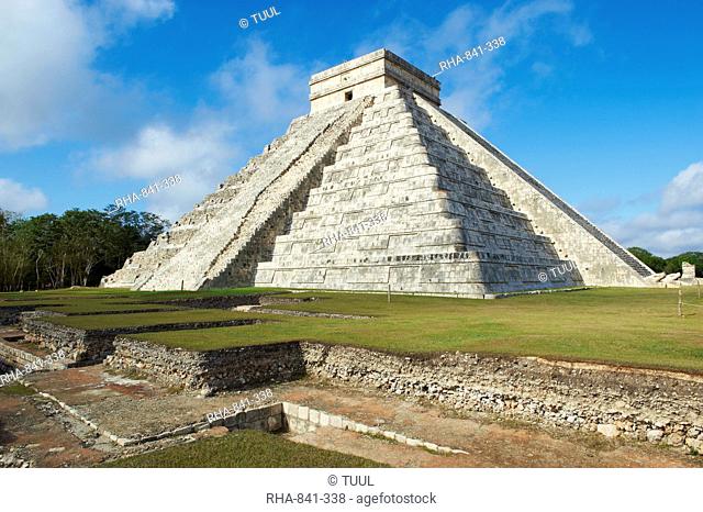 El Castillo pyramid Temple of Kukulcan in the ancient Mayan ruins of Chichen Itza, UNESCO World Heritage Site, Yucatan, Mexico, North America