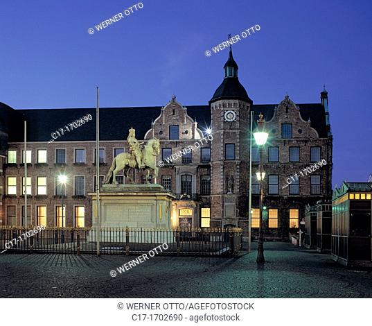 Germany, Duesseldorf, Rhine, Rhineland, North Rhine-Westphalia, NRW, market place, Old Town Hall, Jan Wellem monument, equestrian statue, night, illuminated