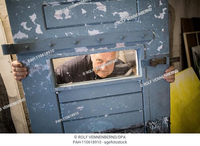 23.10.2018, North Rhine-Westphalia, Kaarst: Helge Achenbach, former art consultant, looks at the Kunsthof through a discarded prison facility on which a...