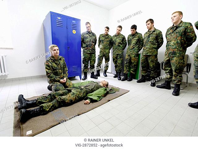 GERMANY : First Aid training at Fuehrungsunterstuetzungsbataillon 281 of German army Bundeswehr in Gerolstein: a trainer explaining First Aid measures to her...