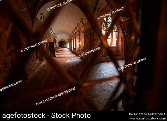 20 December 2021, Lower Saxony, Ebstorf: The cloister in the Ebstorf monastery. The Advent season in the monasteries has been very contemplative